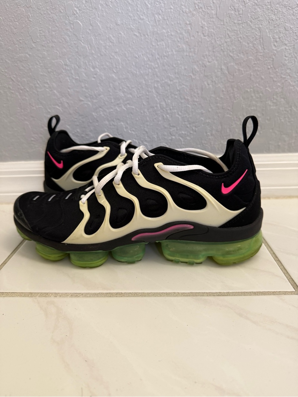 Nike Menโs Air VaporMax Plus Black Cream Green Pink Sneakers